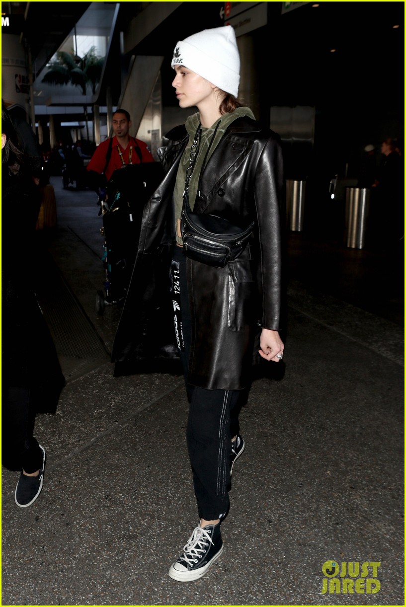 kaia gerber arrives in la in a new york beanie following paris fashion week 09