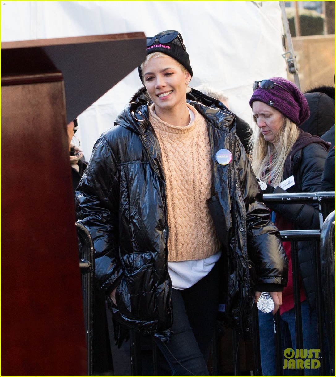 halsey shares powerful poem at womens march 2018 in nyc 01
