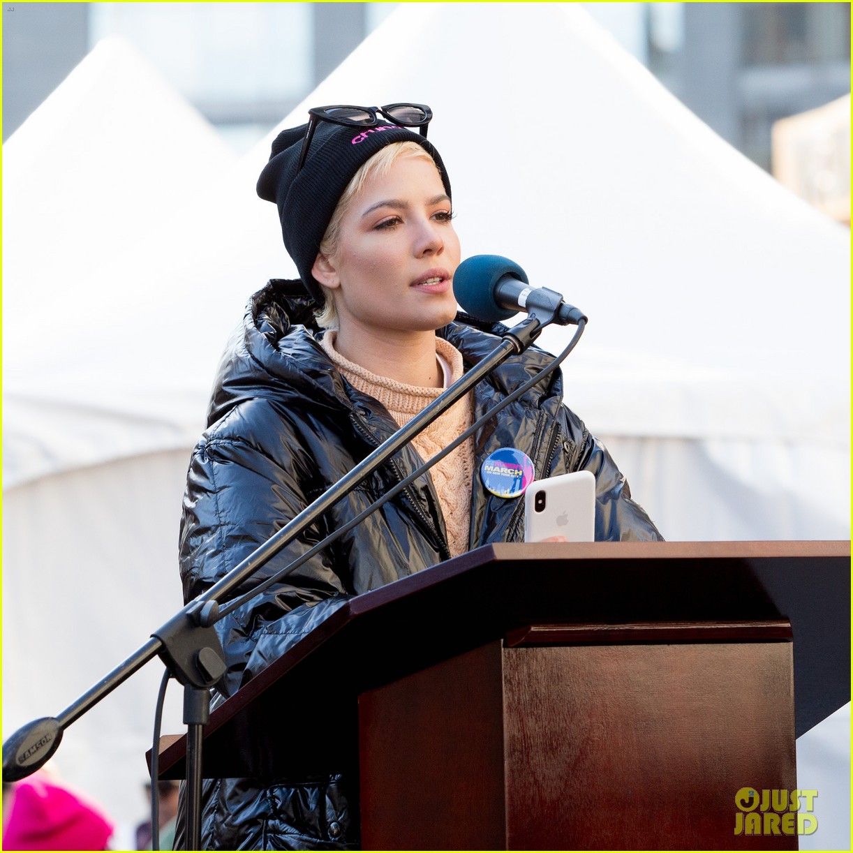 halsey shares powerful poem at womens march 2018 in nyc 02
