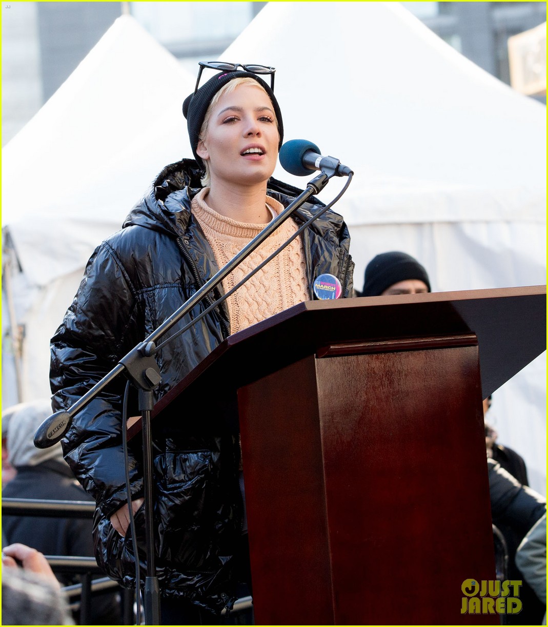 halsey shares powerful poem at womens march 2018 in nyc 03