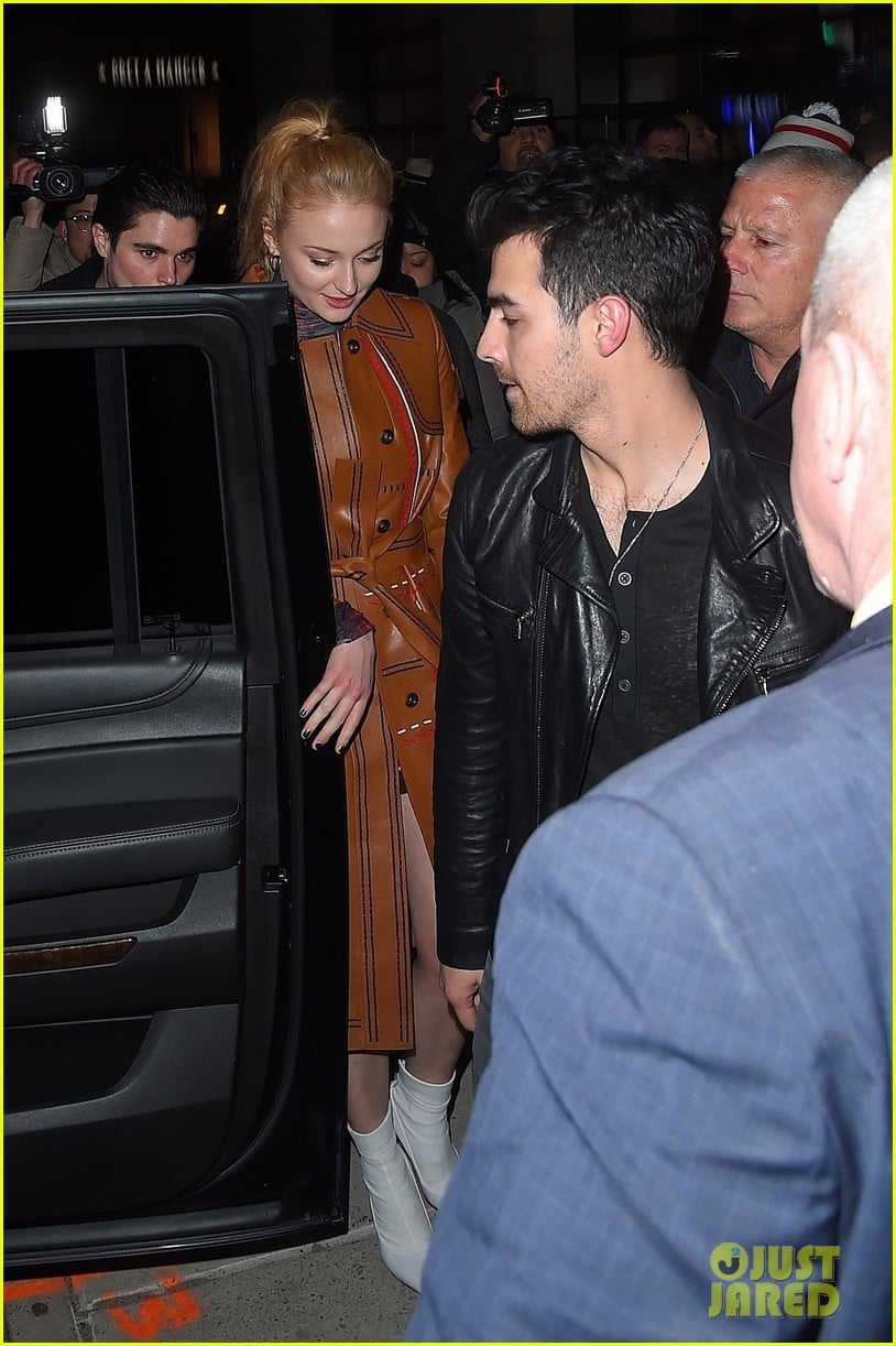 joe jonas sophie turner couple up at pre grammys party 06