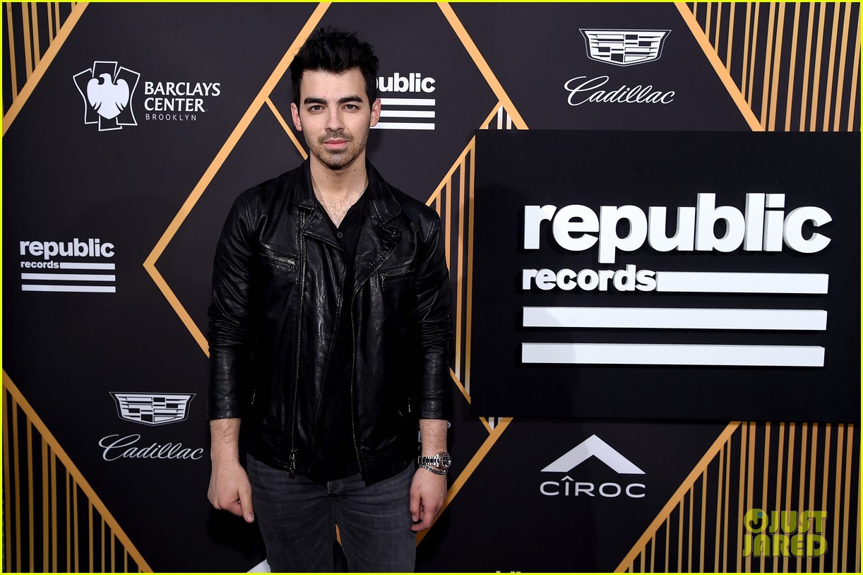 joe jonas sophie turner couple up at pre grammys party 10