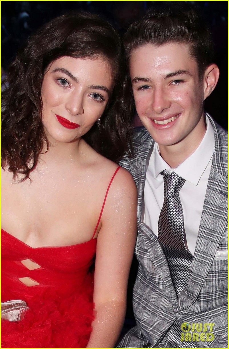 lorde is joined by younger brother angelo at grammys 2018 08