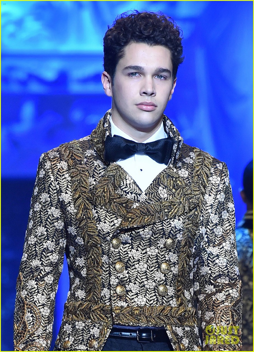 ross lynch and austin mahone suit up at dolce and gabbana show 02