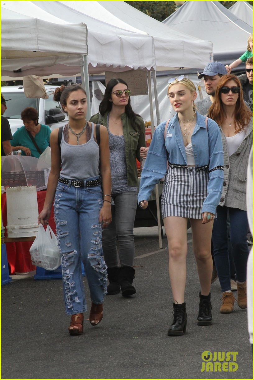 meg donnelly gets confused at farmers market 02
