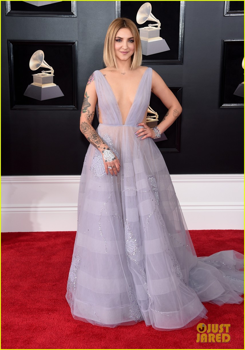 julia michaels stuns in plunging purple gown at grammys 2018 02
