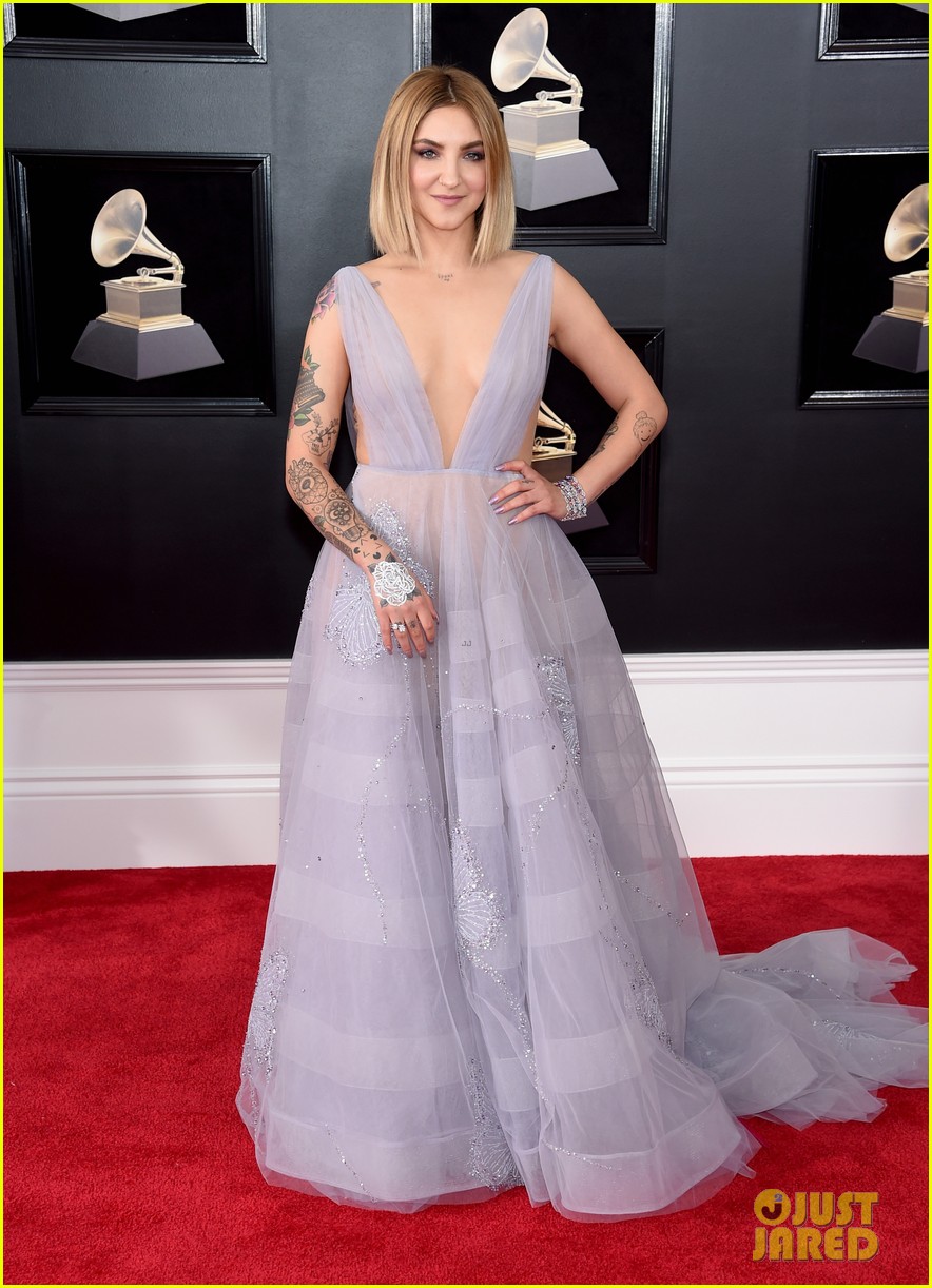 julia michaels stuns in plunging purple gown at grammys 2018 06