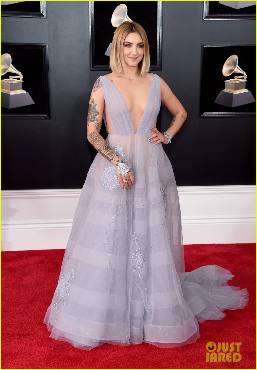 julia michaels stuns in plunging purple gown at grammys 2018 08
