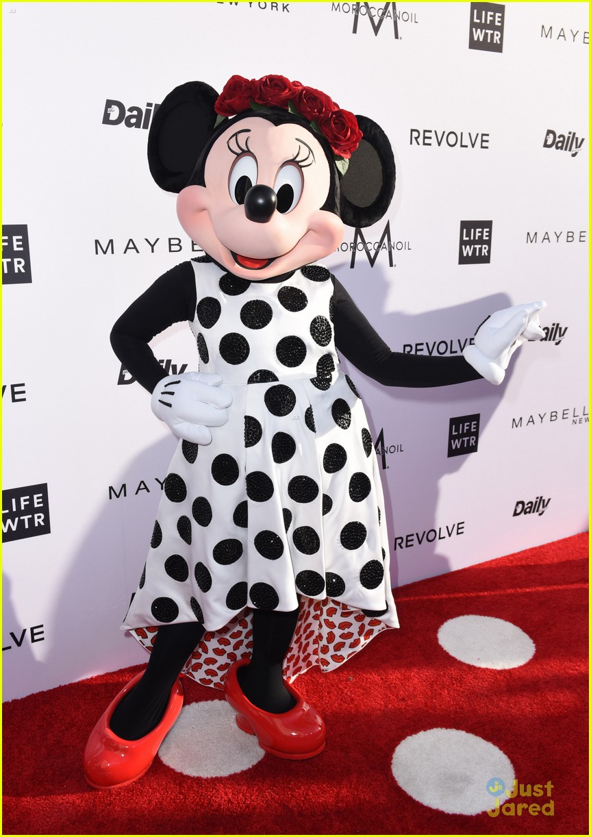 minnie mouse own star walk fame news 05