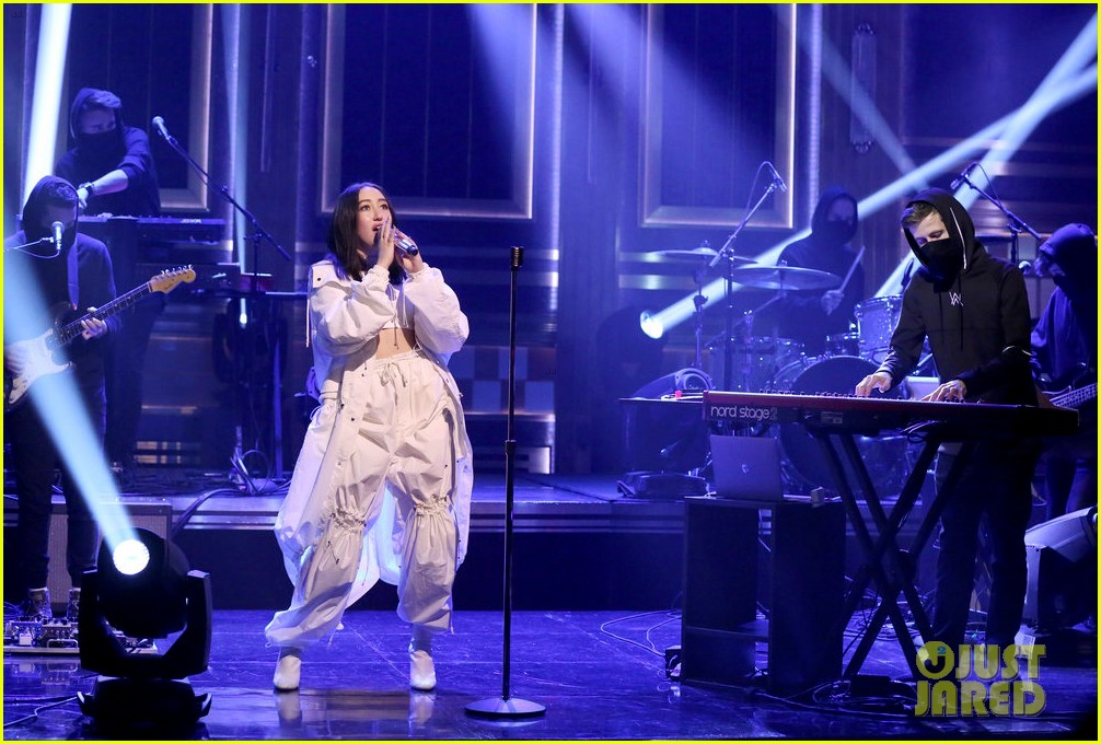 noah cyrus performs all falls down on tonight show with alan walker 03