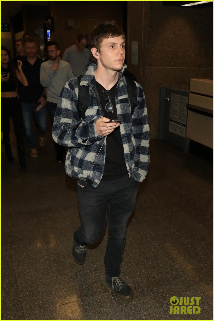 emma roberts and evan peters touch down in salt lake city ahead of sundance 04