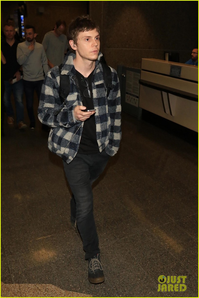 emma roberts and evan peters touch down in salt lake city ahead of sundance 10