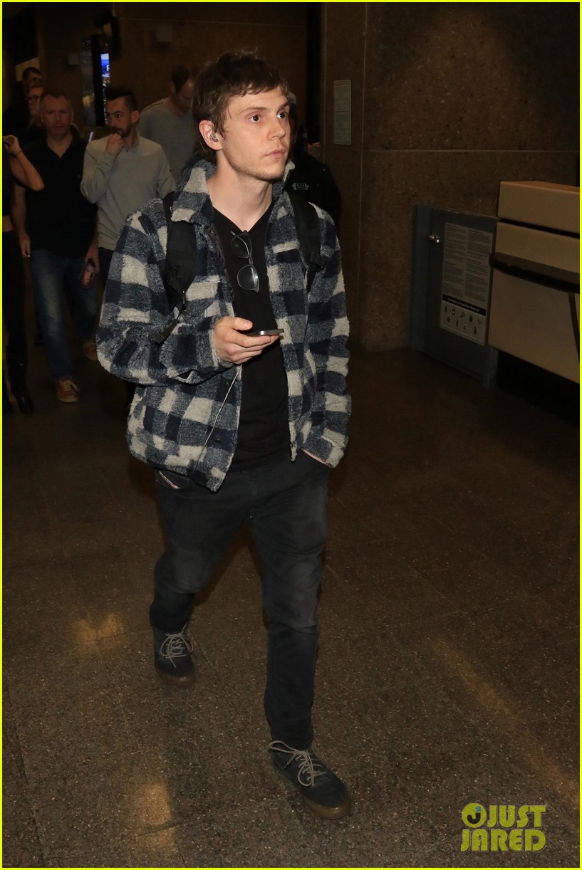 emma roberts and evan peters touch down in salt lake city ahead of sundance 37