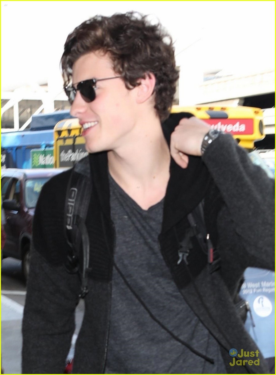 shawn mendes airport arrival fans 01