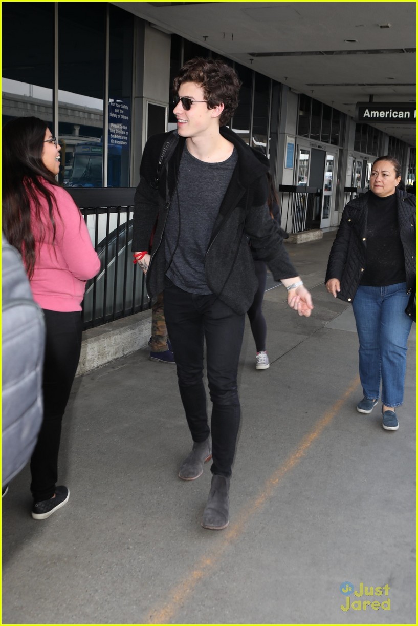 shawn mendes airport arrival fans 02
