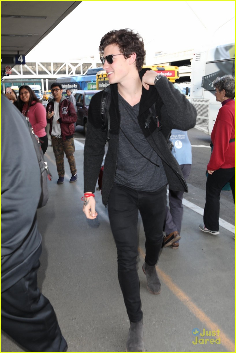 shawn mendes airport arrival fans 03