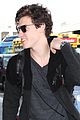 shawn mendes airport arrival fans 01