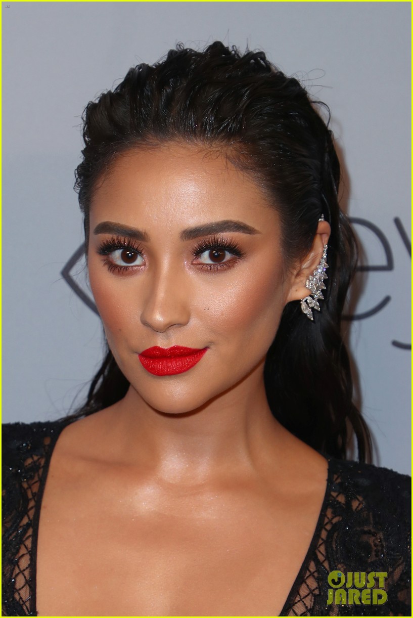 shay mitchell georgie flores instyle golden globes after party 02