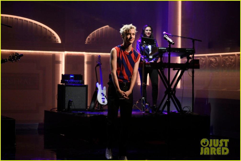 troye sivan performs new songs on saturday night live 02