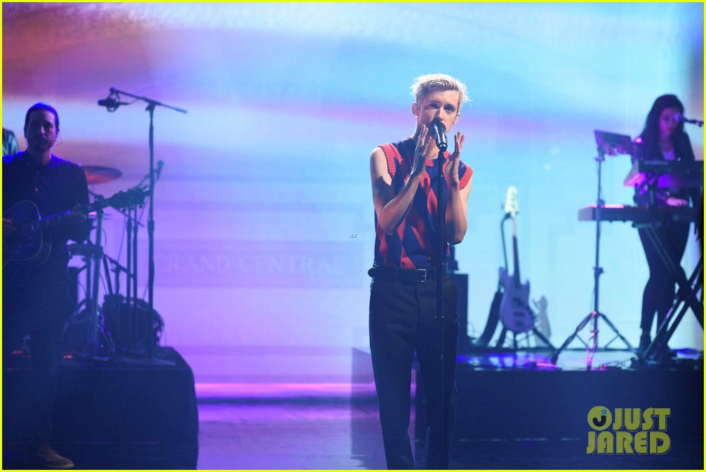 troye sivan performs new songs on saturday night live 04