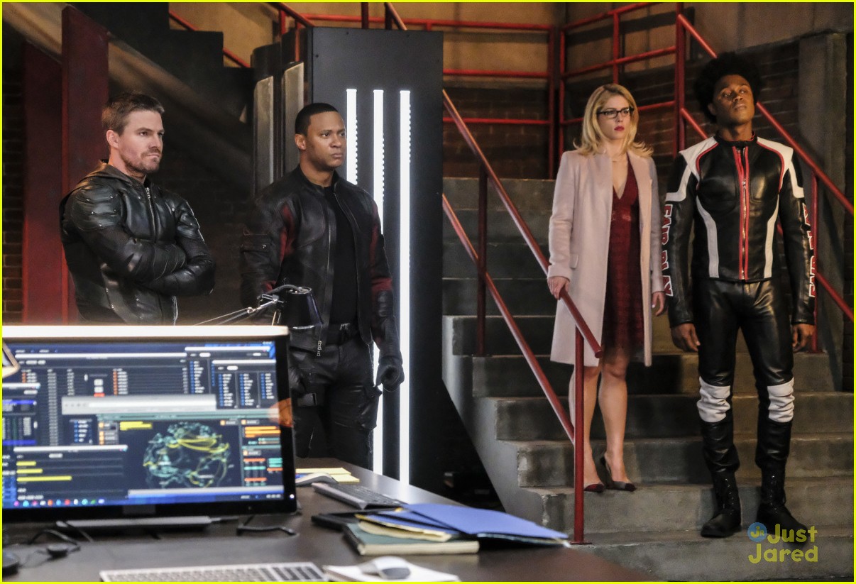 arrow all for nothing stills felicity hold maybe answer 06