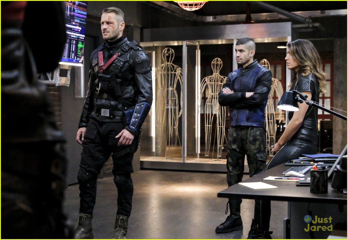 arrow all for nothing stills felicity hold maybe answer 09
