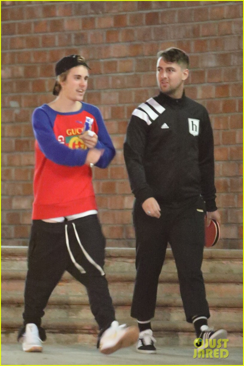 justin bieber plays ping pong with a friend 02