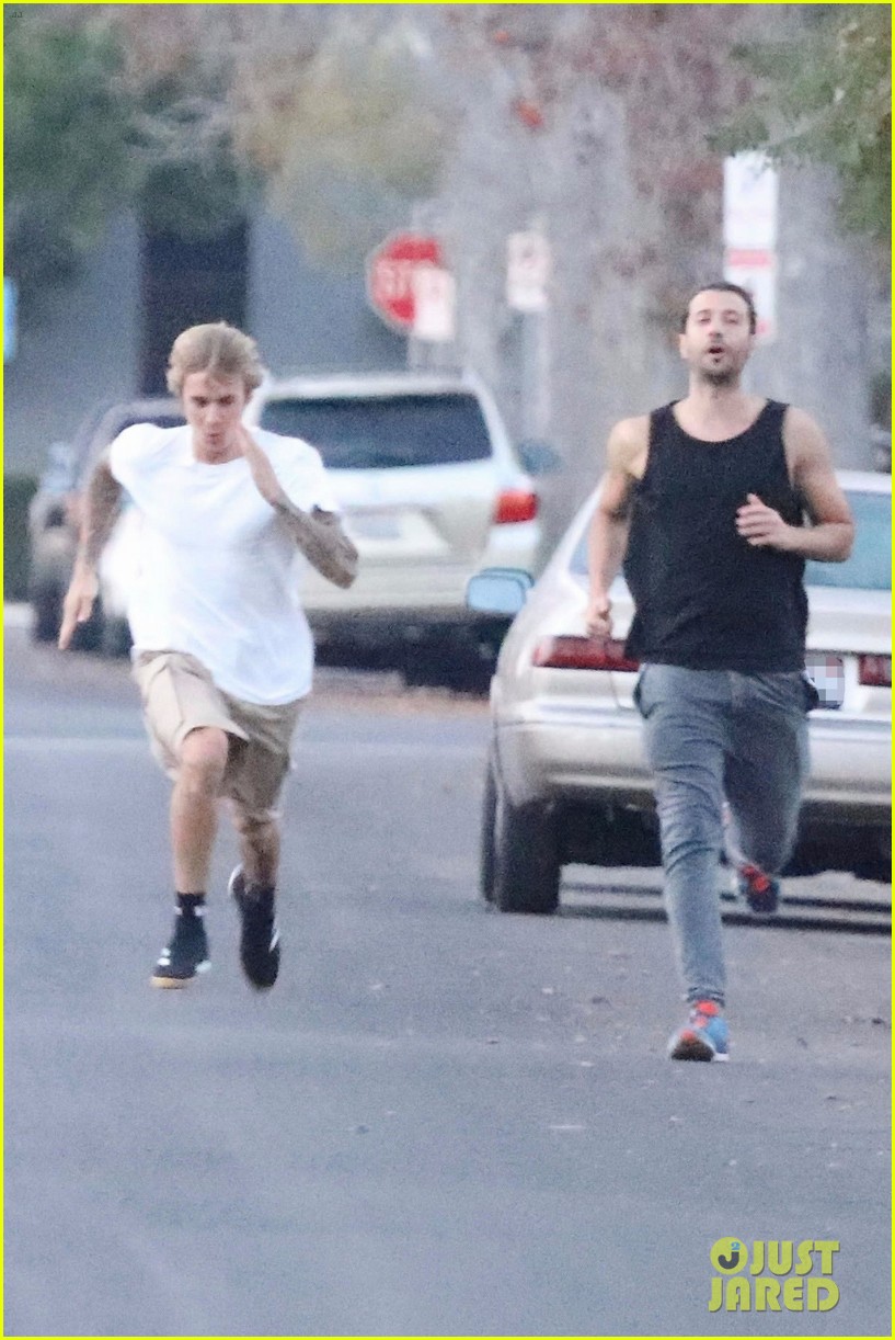 justin bieber shows off his athletic skills in the street 01