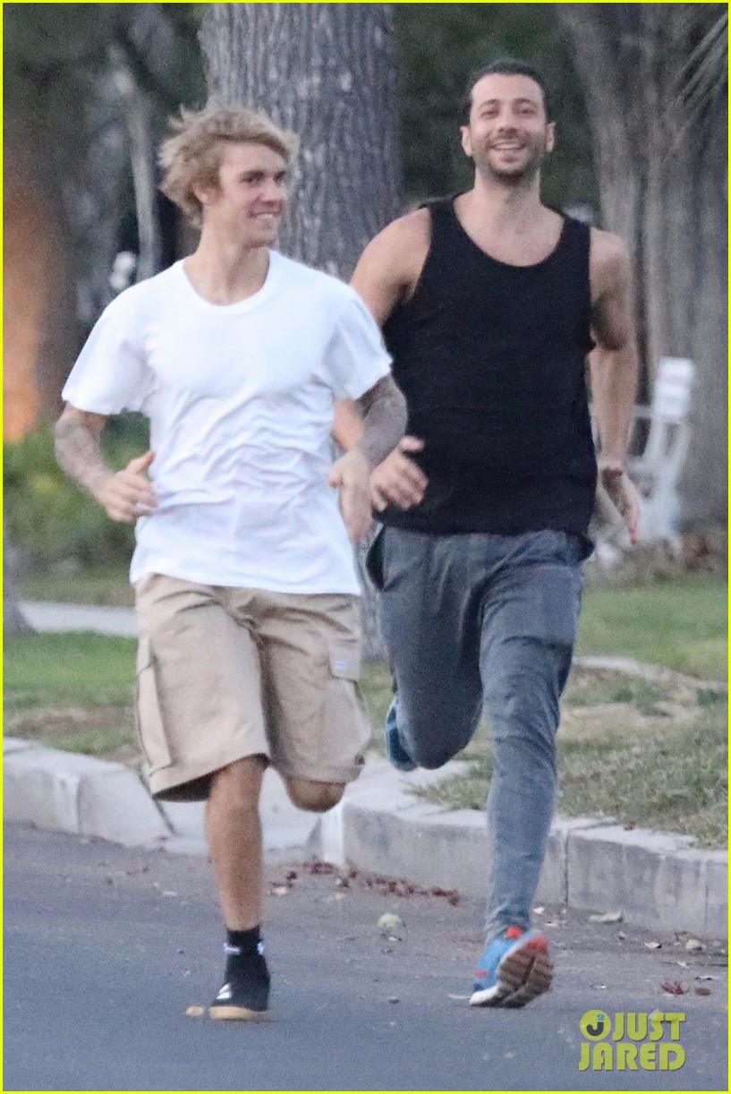 justin bieber shows off his athletic skills in the street 02
