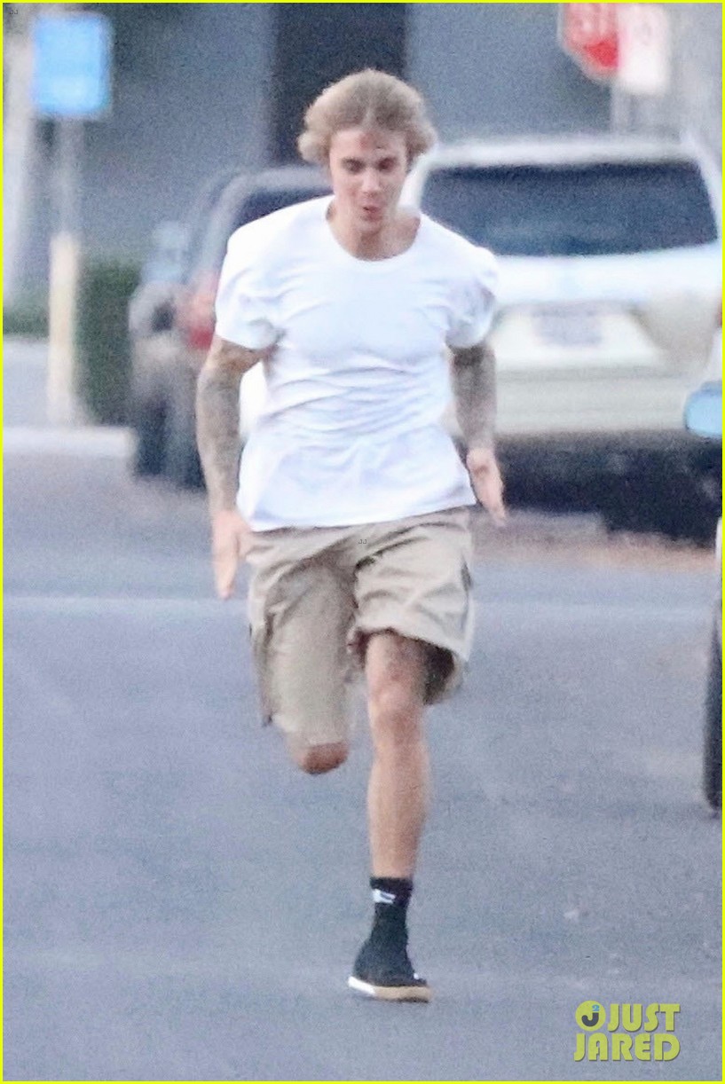 justin bieber shows off his athletic skills in the street 03