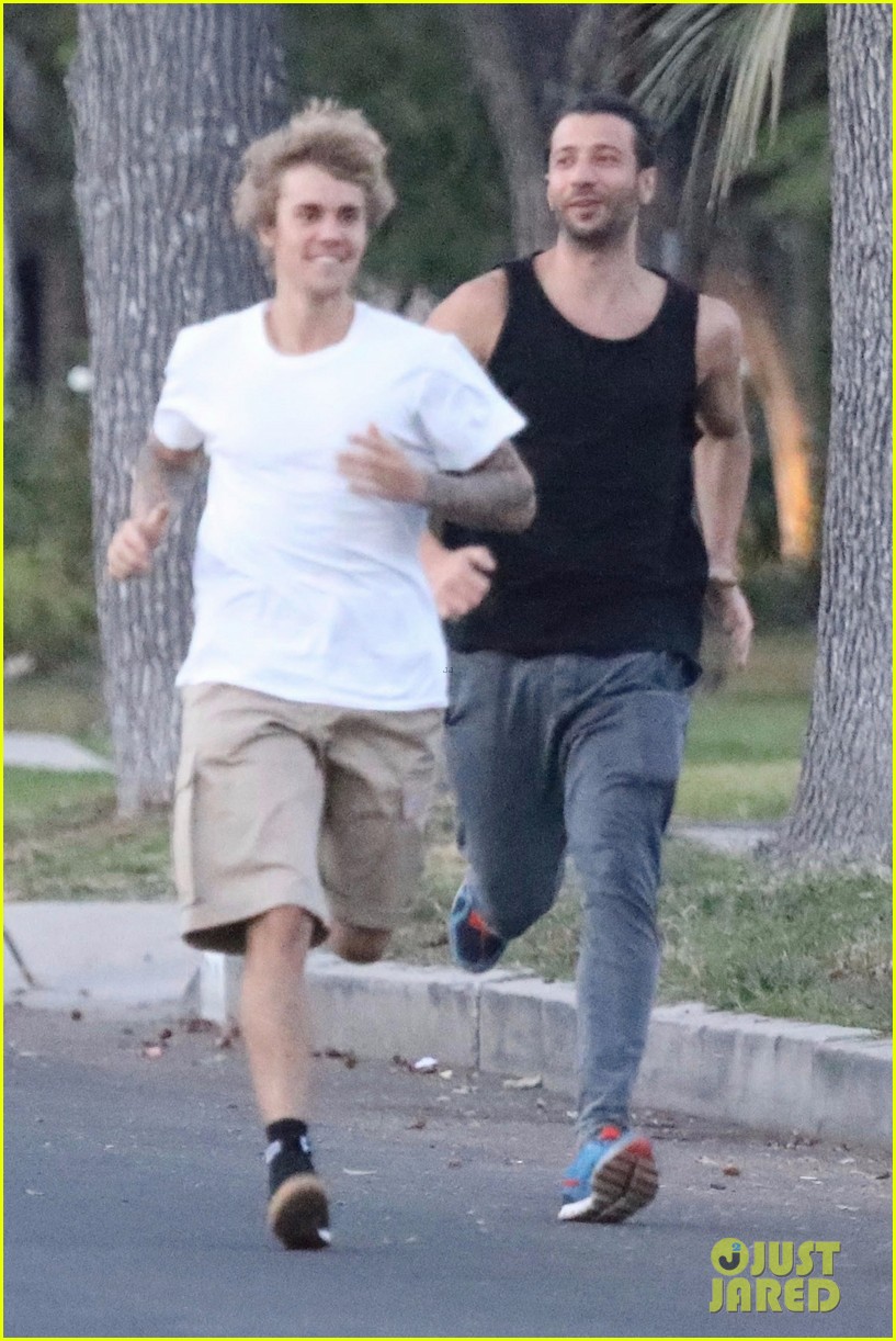 justin bieber shows off his athletic skills in the street 06