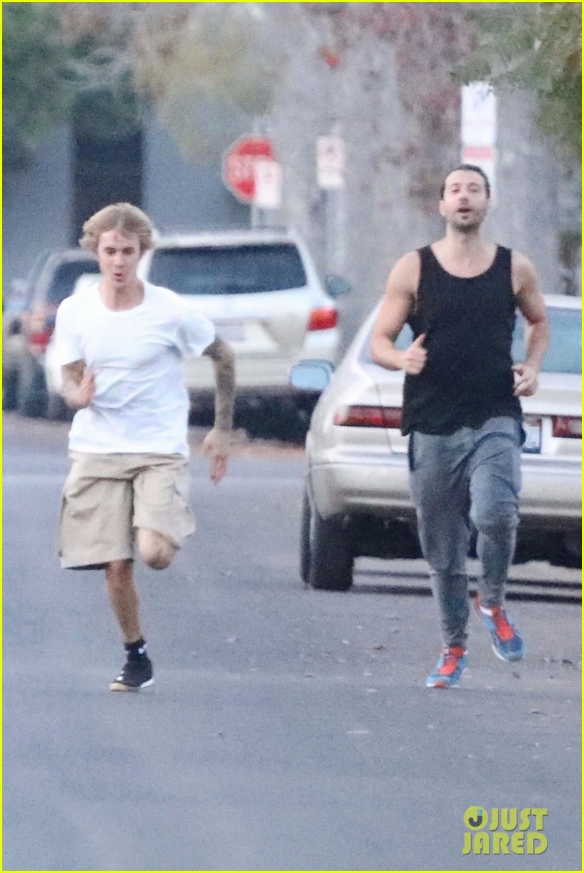 justin bieber shows off his athletic skills in the street 07