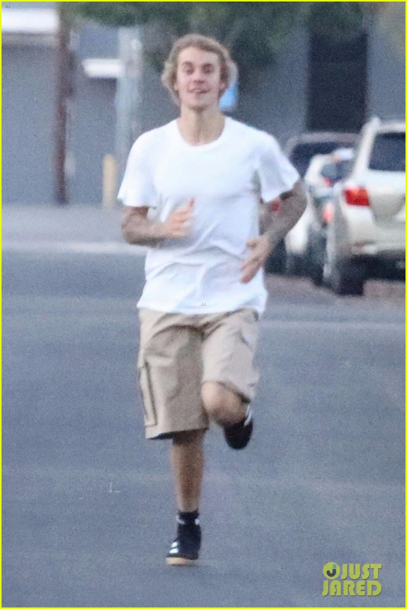 justin bieber shows off his athletic skills in the street 08
