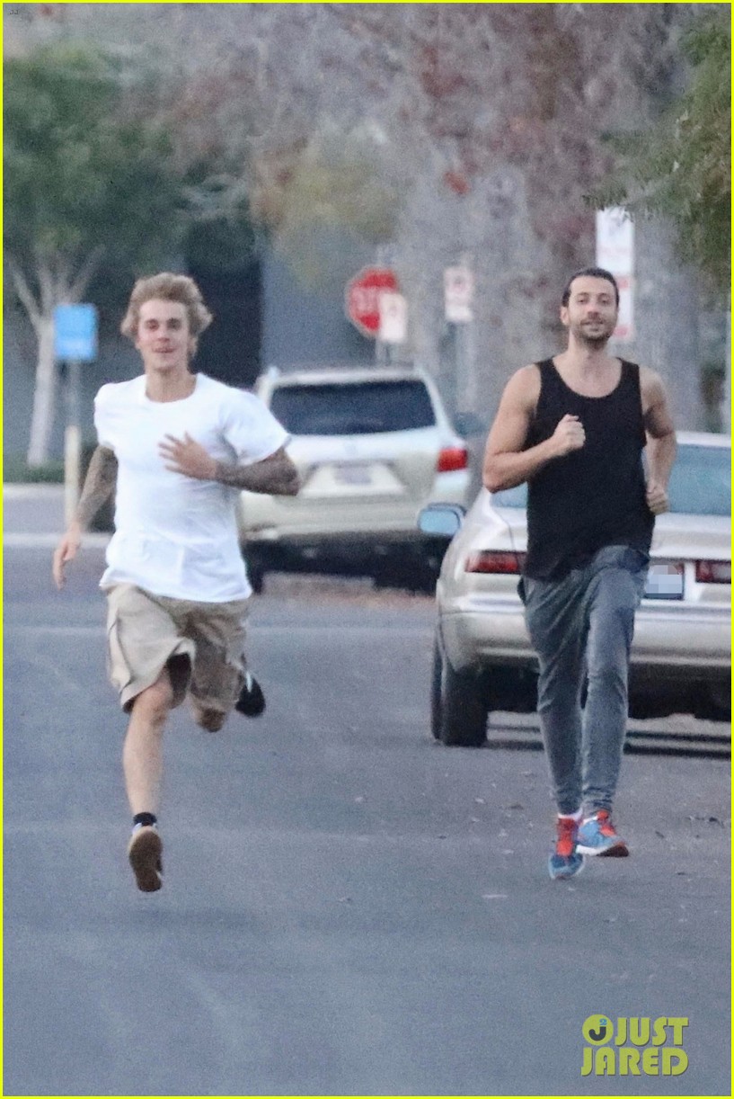 justin bieber shows off his athletic skills in the street 09