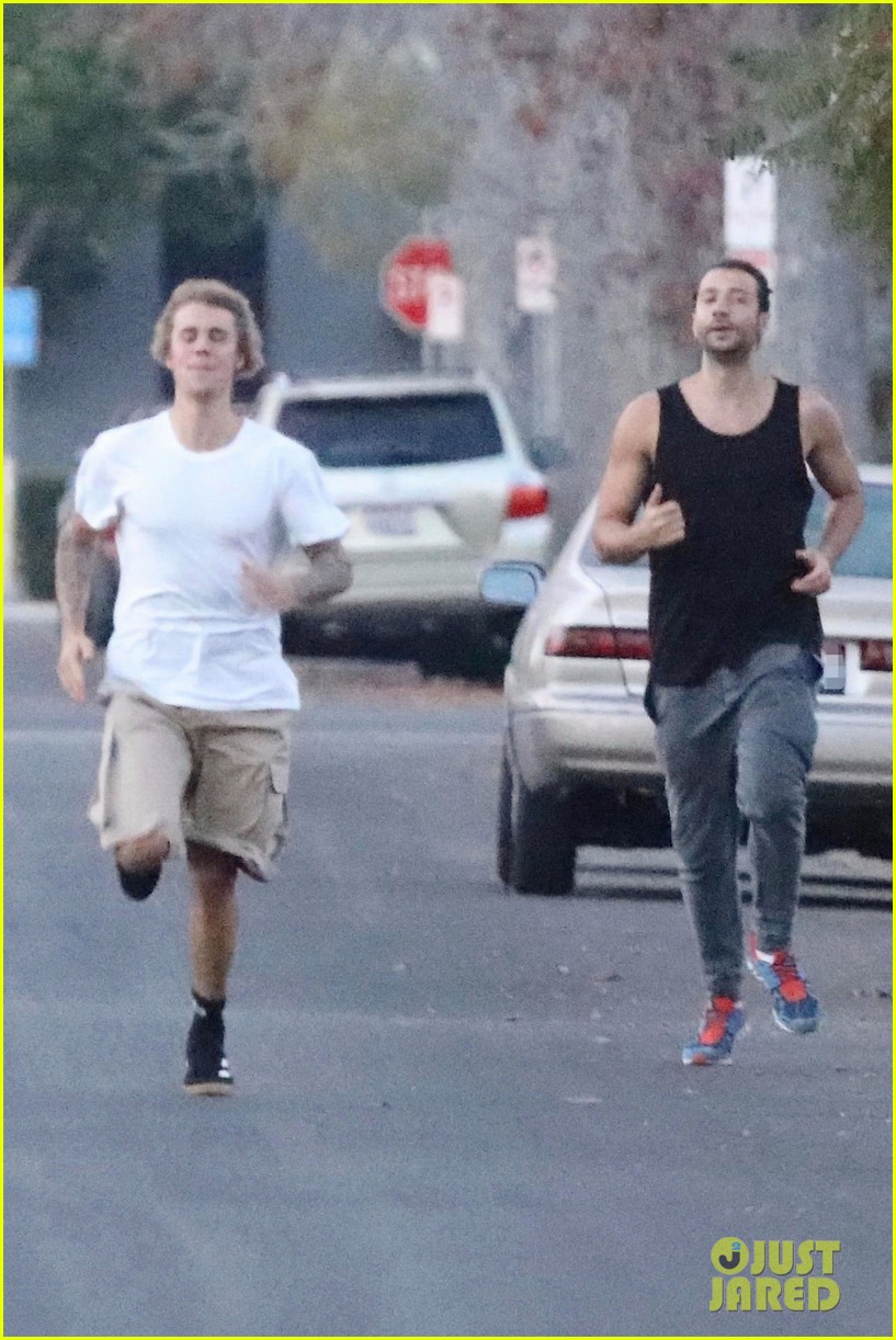 justin bieber shows off his athletic skills in the street 10