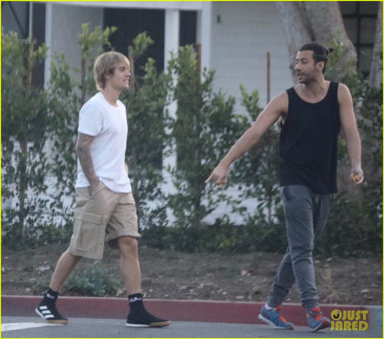justin bieber shows off his athletic skills in the street 11