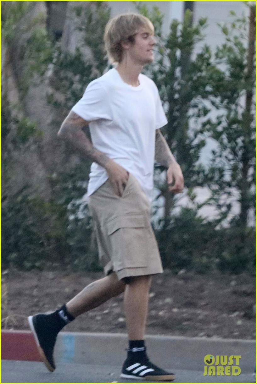 justin bieber shows off his athletic skills in the street 12