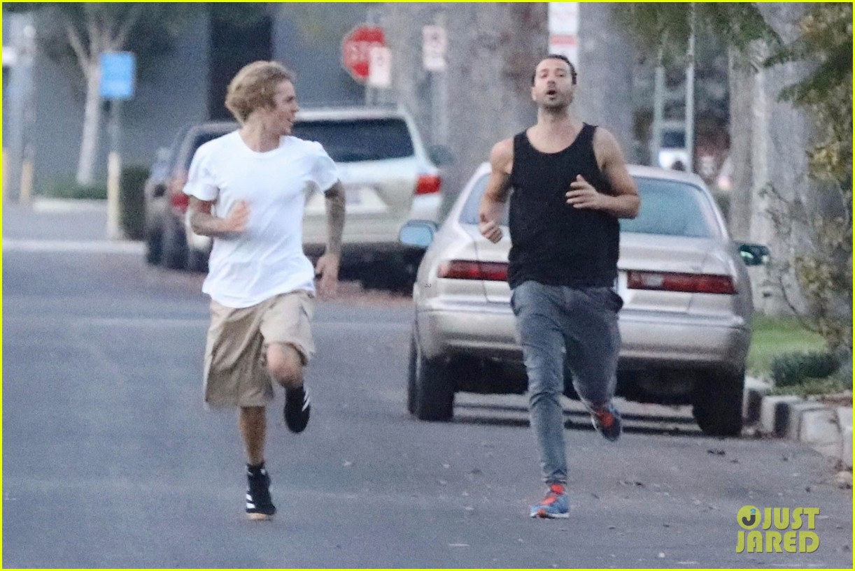 justin bieber shows off his athletic skills in the street 17