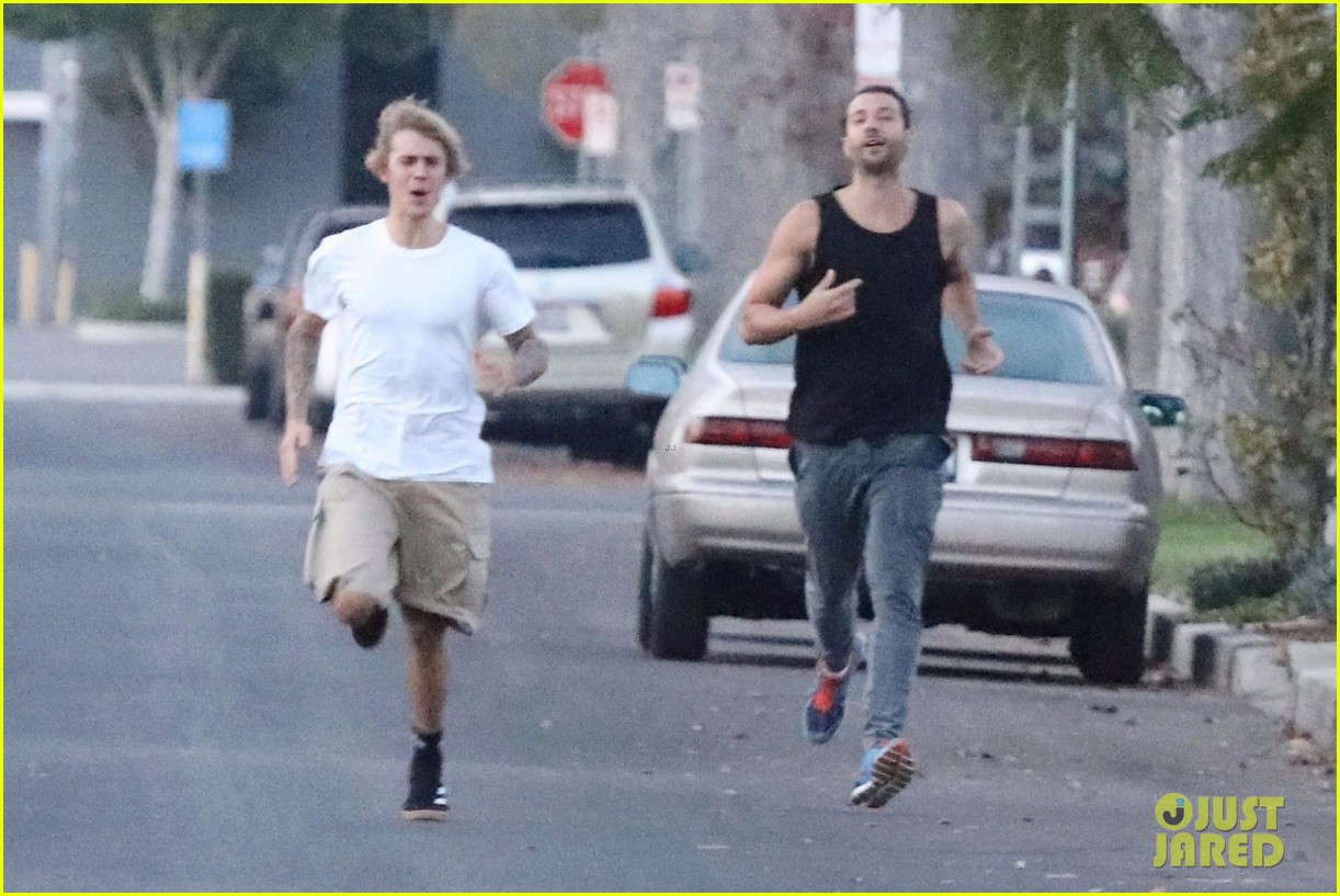 justin bieber shows off his athletic skills in the street 19