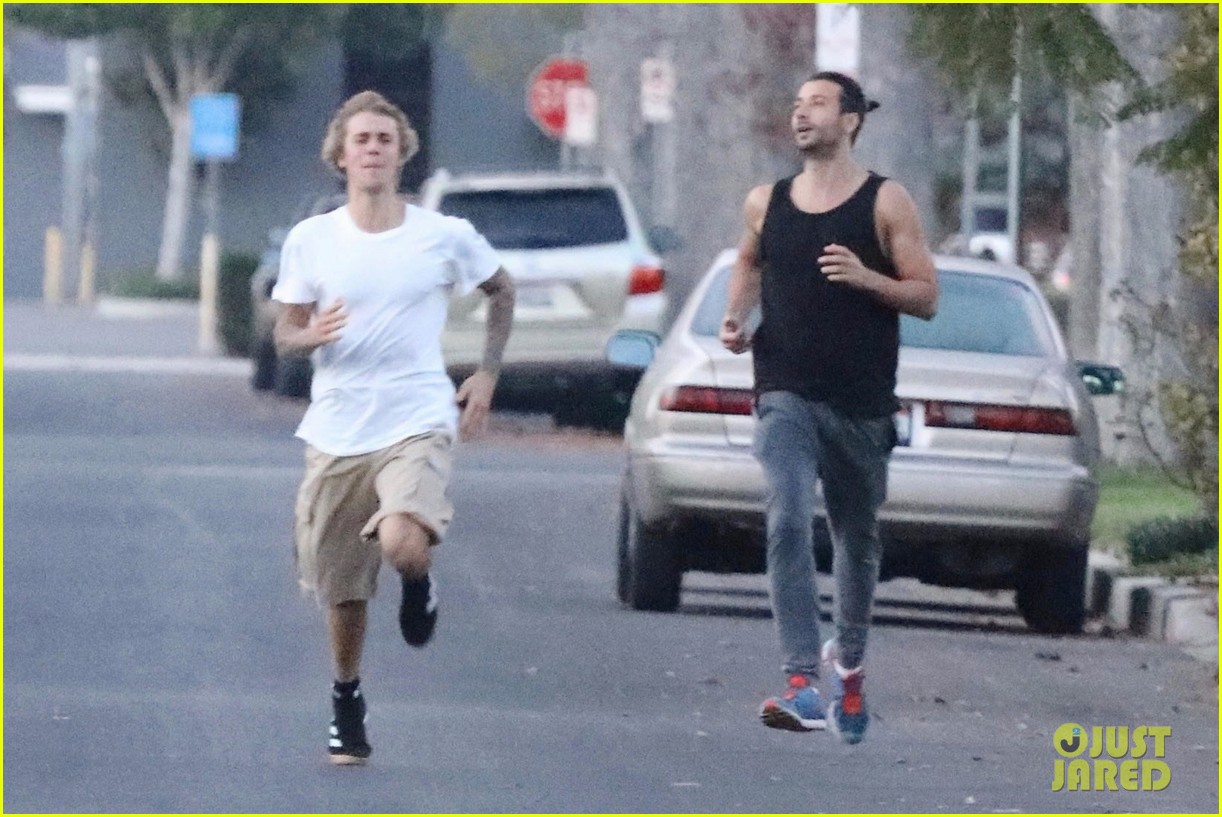 justin bieber shows off his athletic skills in the street 20