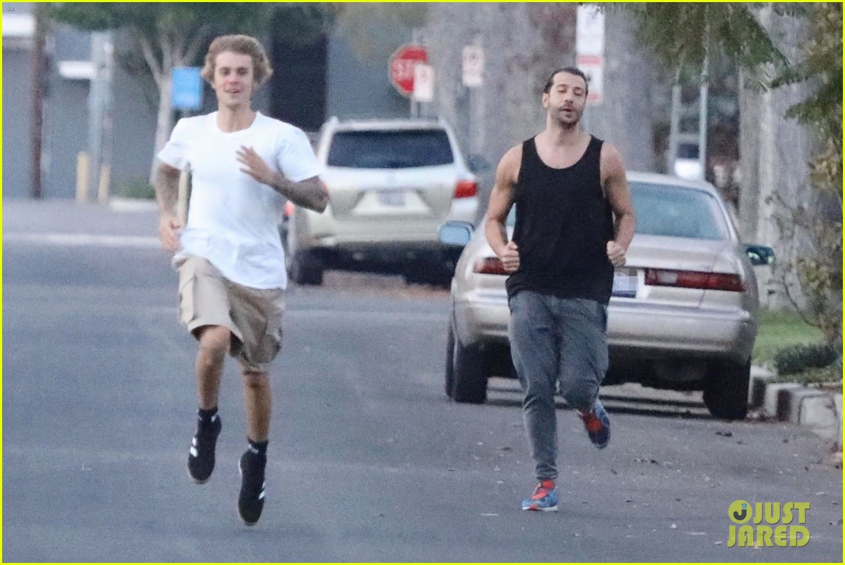 justin bieber shows off his athletic skills in the street 22