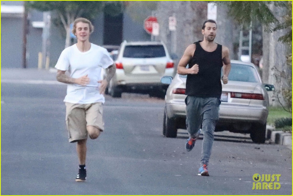 justin bieber shows off his athletic skills in the street 23