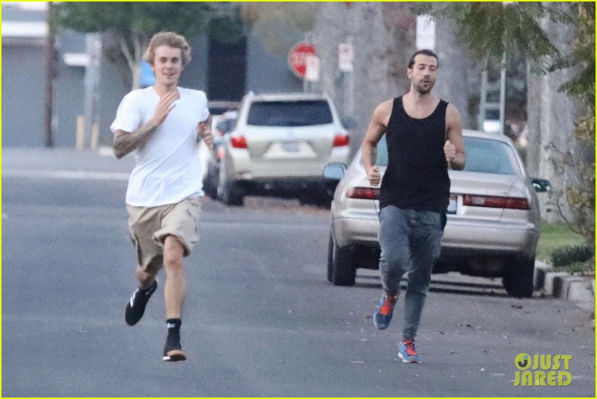 justin bieber shows off his athletic skills in the street 24