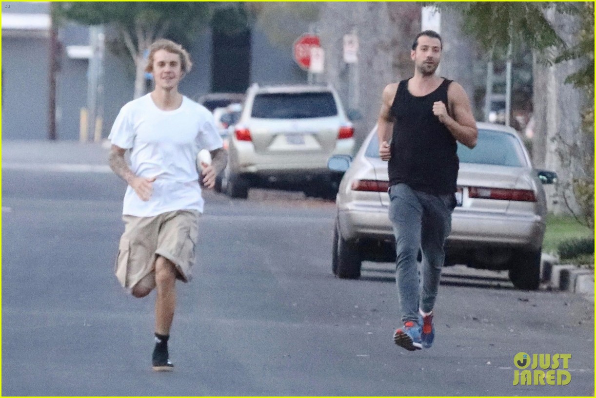 justin bieber shows off his athletic skills in the street 25