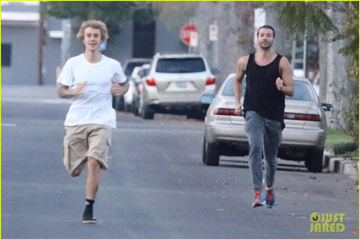 justin bieber shows off his athletic skills in the street 26
