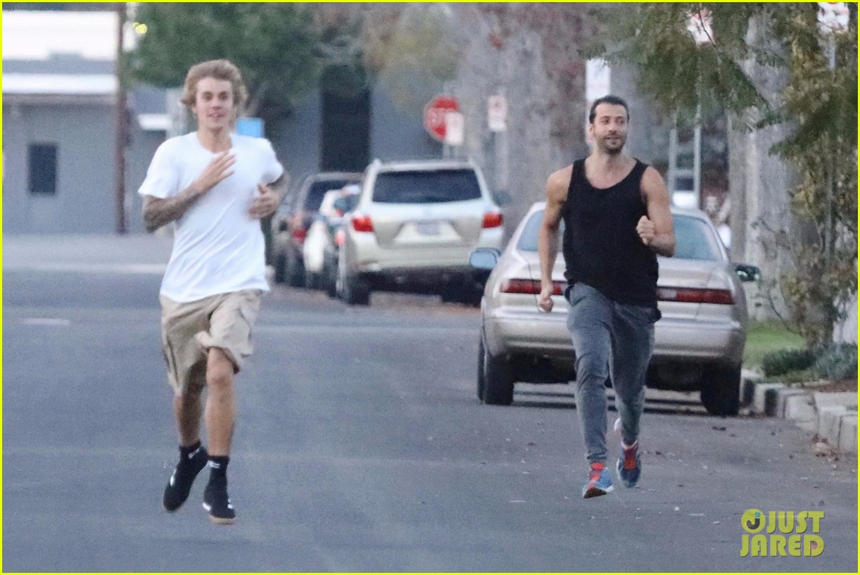 justin bieber shows off his athletic skills in the street 27