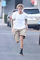 justin bieber shows off his athletic skills in the street 03