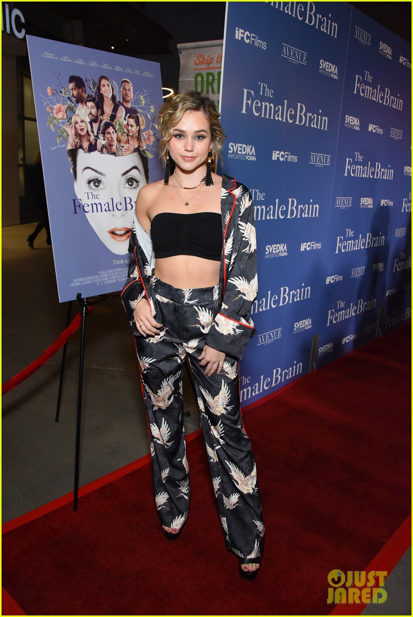 brec bassinger dylan summerall hold hands after the female brain premiere 05