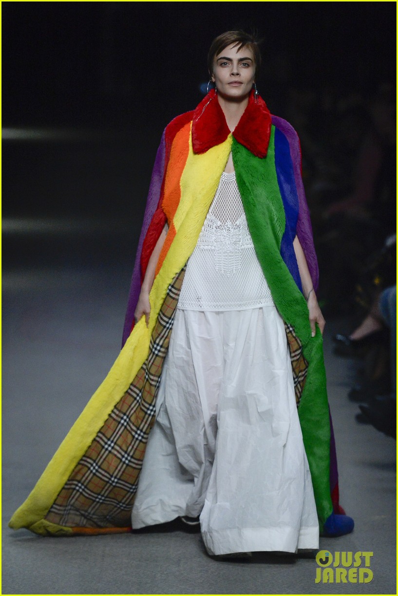 cara delevingne returns to the runway in burberry fashion show 01