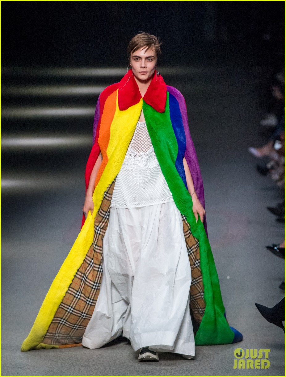 cara delevingne returns to the runway in burberry fashion show 09